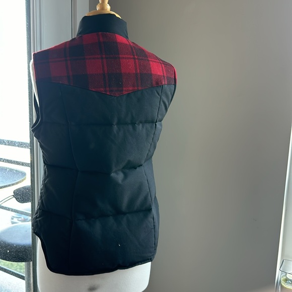 Moose knuckles Mirabel ladies peak vest 291 S. Brand New never worn. - Picture 3 of 10